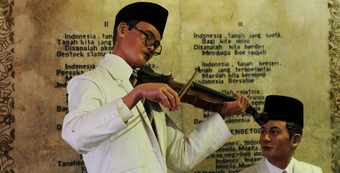 Patung W.R. Supratman memainkan biola di Museum Sumpah Pemuda, Jakarta